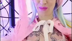 Baise Oney Beez la petite kawaii tatouée dans ce jeu porno interactif